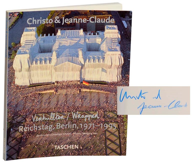 Item #186892 Verhulter Reichstag, Berlin 1971-1995 Das Buch Zum Projekt / Wrapped Reichstag, Berlin 1971- 1995 The Project Book (Signed). CHRISTO, Jeanne-Claude, Wolfgang Volz.